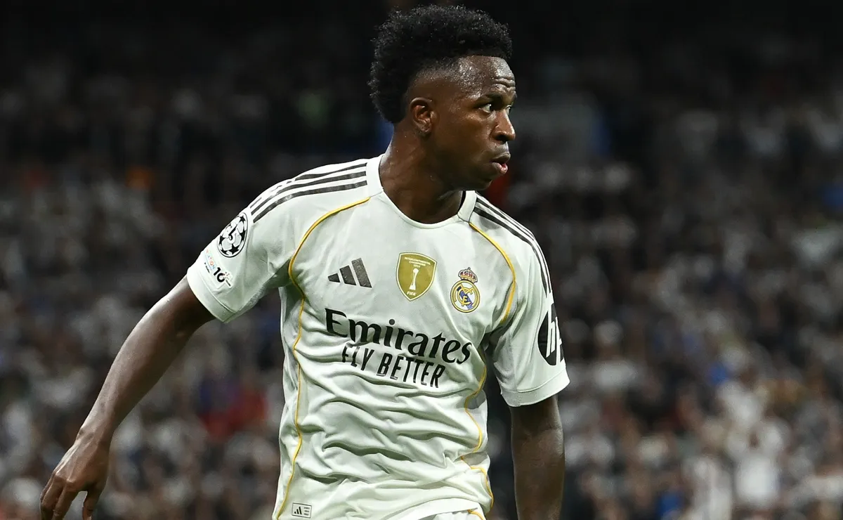 Video: Vinicius Jr leaves Real Madrid vs Barcelona visibly angry after ...