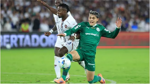 Leonel Quiñonez of LDU de Quito is challenged by Ramon Sosa of Palmeiras