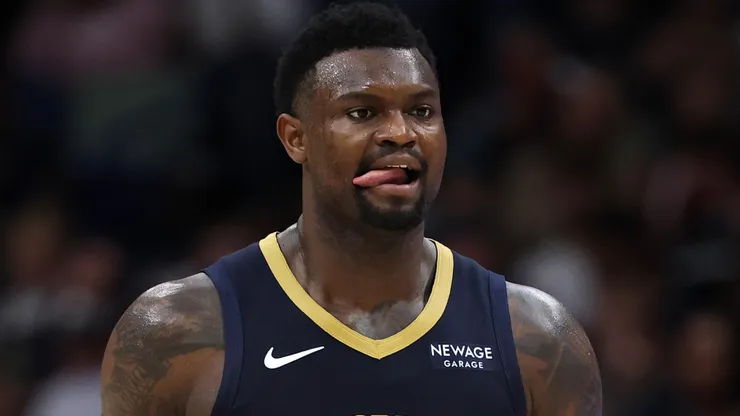 Zion Williamson #1 of the New Orleans Pelicans drives the ball up.