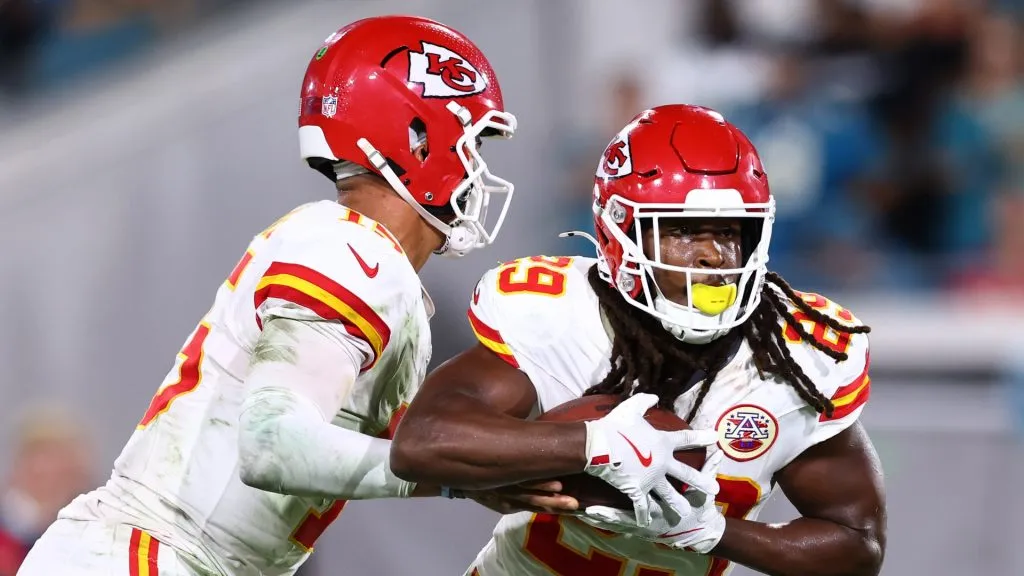 Patrick Mahomes hands the ball off to Kareem Hunt.