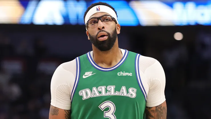 Anthony Davis during an NBA game with the Dallas Mavericks.