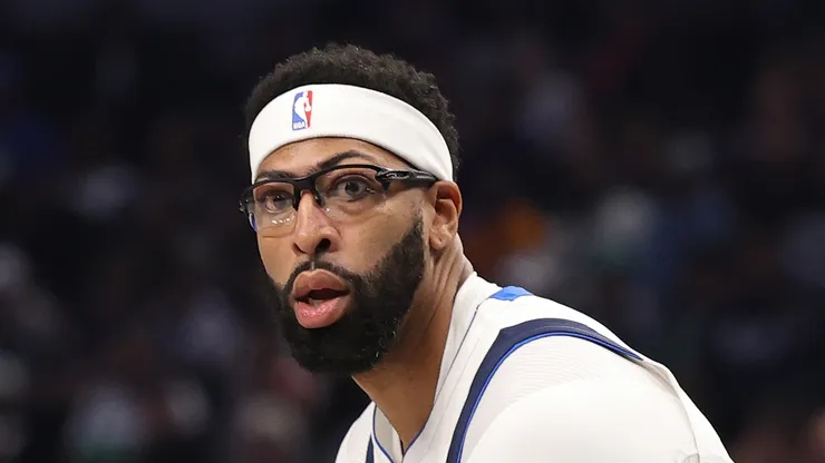 Anthony Davis #3 of the Dallas Mavericks