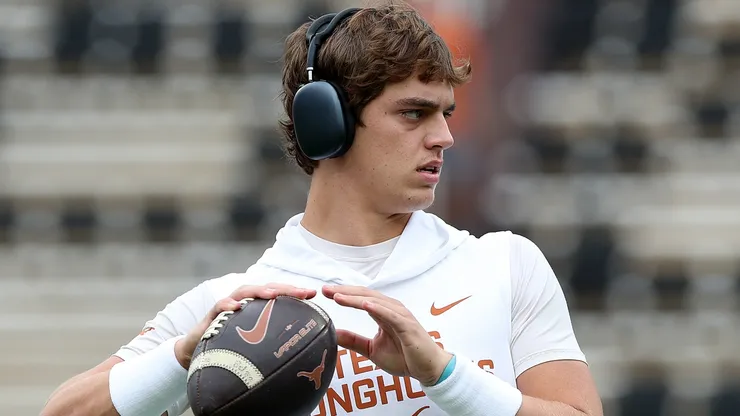 Arch Manning #16 of the Texas Longhorns.