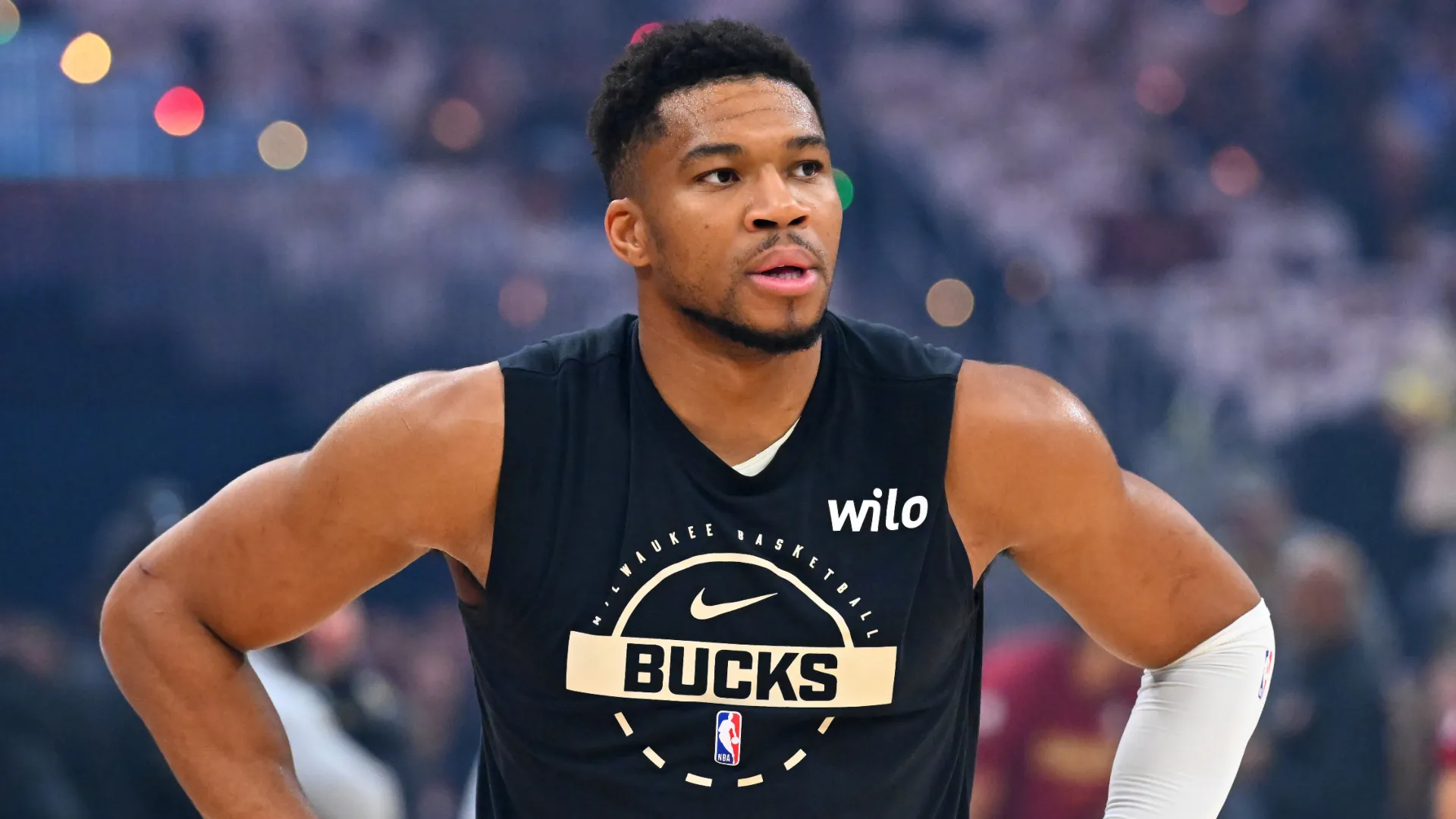 Giannis Antetokounmpo warms up