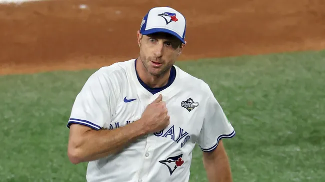 Max Scherzer acknowledges the fans as he exits the game