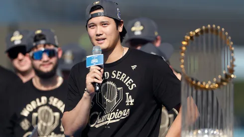 Shohei Ohtani of the Los Angeles Dodgers speaks to the crowd.