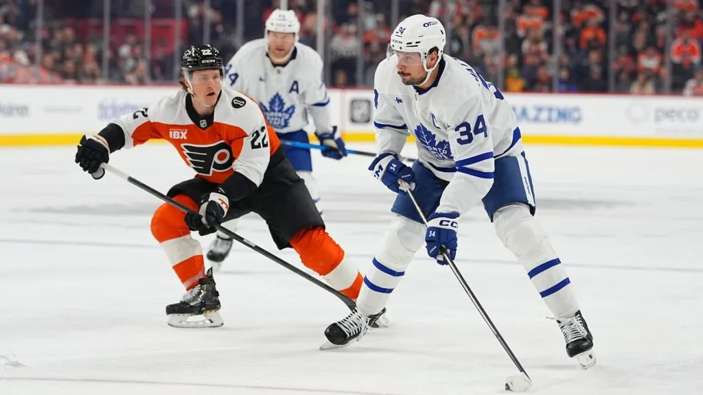 Auston Matthews #34 of the Toronto Maple Leafs controls the puck. Mitchell Leff/Getty Images