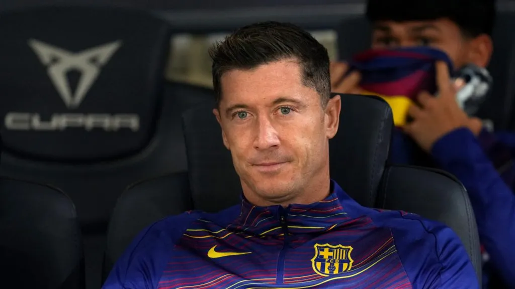 Robert Lewandowski started on the bench in the last Barcelona’s game vs Elche. (Getty Images)