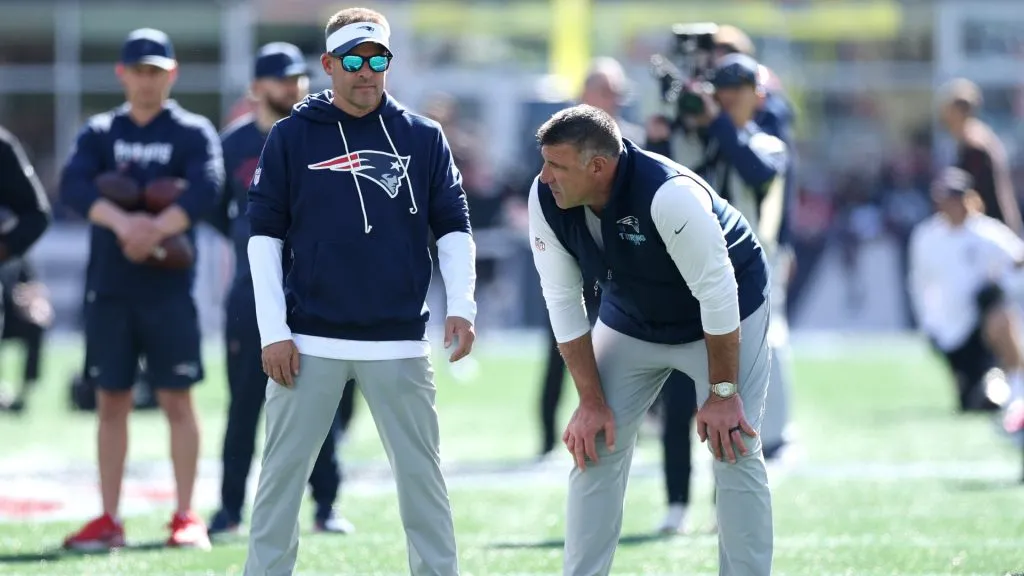 Mike Vrabel with Josh McDaniels