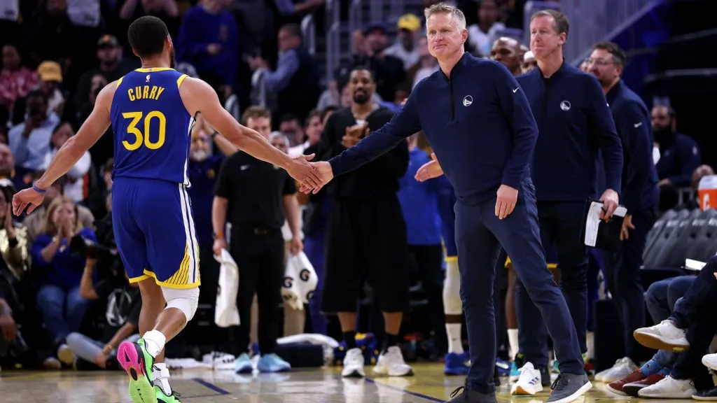 Stephen Curry and Steve Kerr during Warriors’ game against the Suns. (Getty Images)