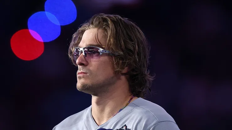 Enrique Hernández looks on
