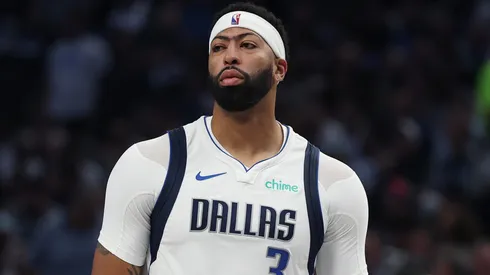 Anthony Davis during an NBA game against the San Antonio Spurs.