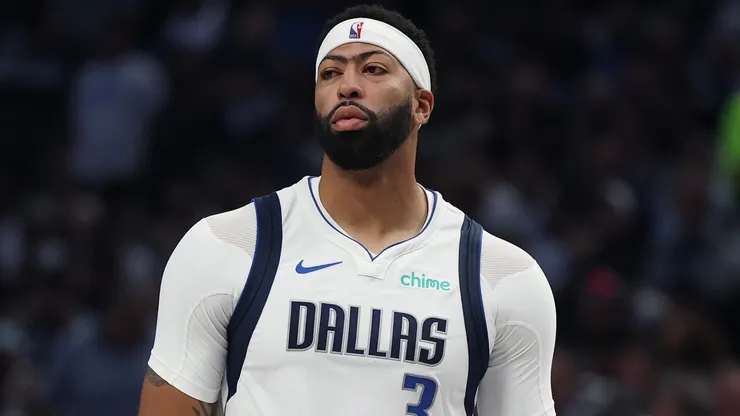 Anthony Davis during an NBA game against the San Antonio Spurs.