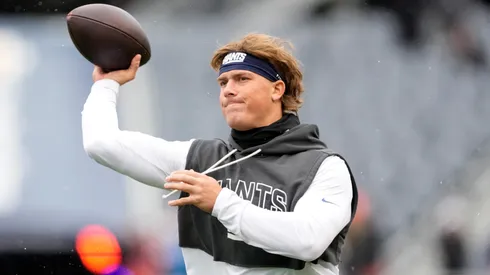 Jaxson Dart #6 of the New York Giants warms up.