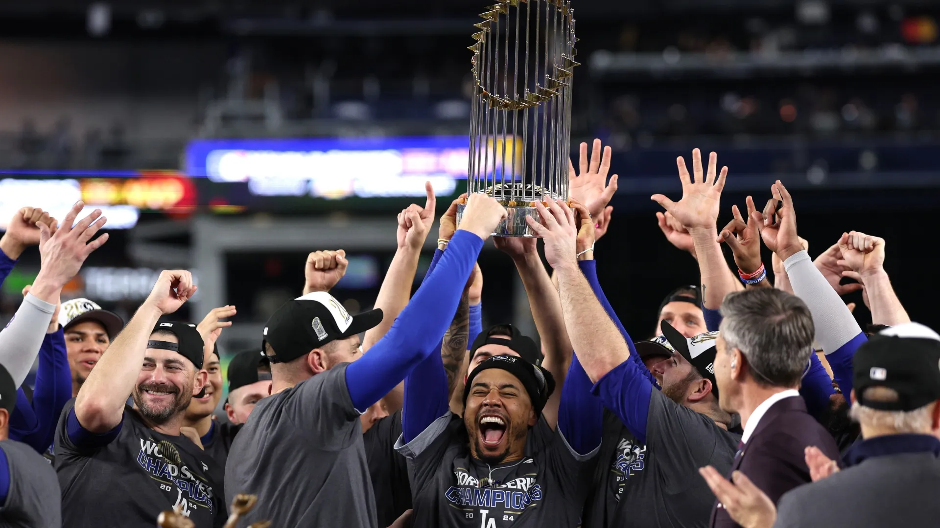 Mookie Betts celebrates with the 2024 World Series trophy. (Source: Elsa/Getty Images)