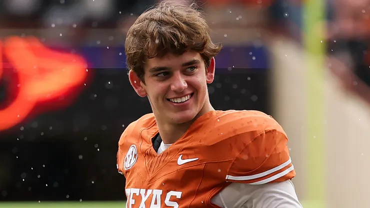 Arch Manning #16 of the Texas Longhorns.