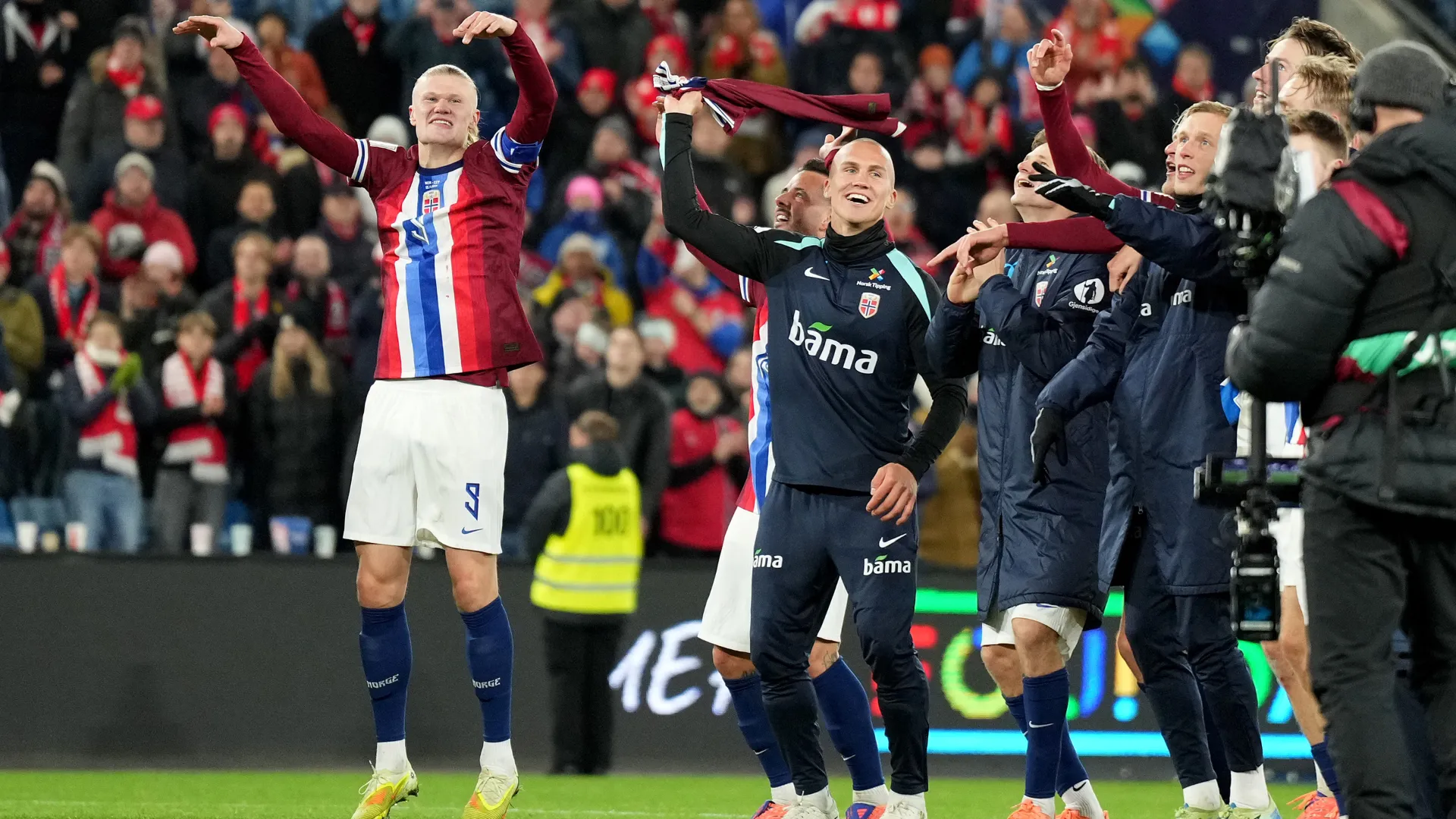 Erling Haaland celebrates with teammates after Norway’s victory. (Getty Images)