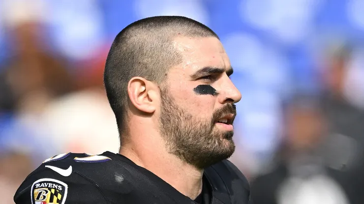 Mark Andrews warms up in the game vs the Bears on October 26, 2025 in Baltimore.