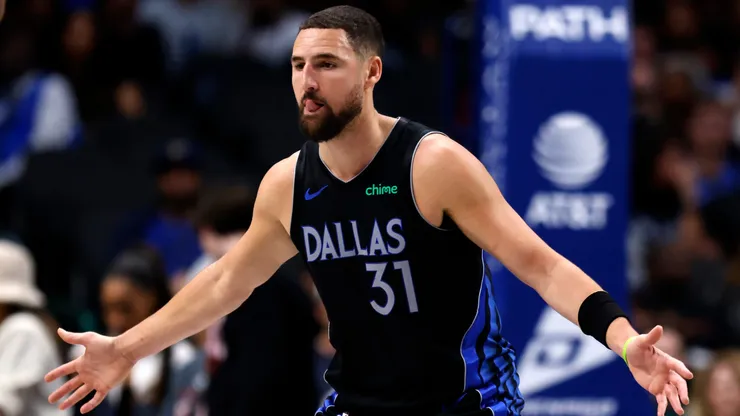 Klay Thompson #31 of the Dallas Mavericks defends.