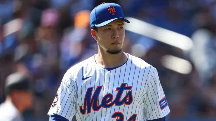 Kodai Senga #34 of the New York Mets looks back after being taken out o the game.