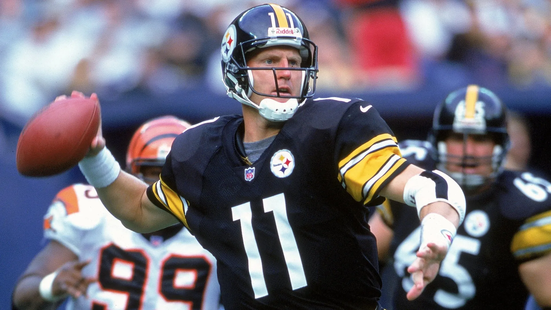 Kent Graham #11 of the Pittsburgh Steelers in 2000. (Source: Tom Pidgeon /Allsport)