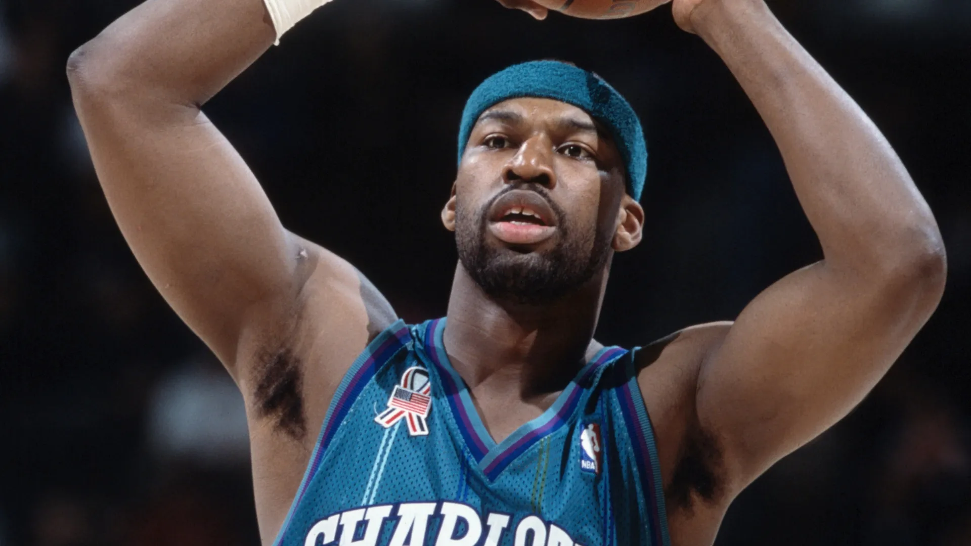 Point guard Baron Davis #1 of the Charlotte Hornets in 2001. (Source: Brian Bahr/NBAE/Getty Images)