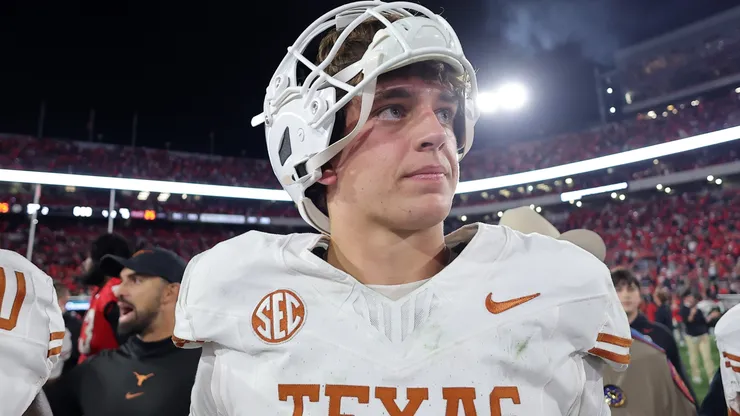 Arch Manning #16 of the Texas Longhorns.