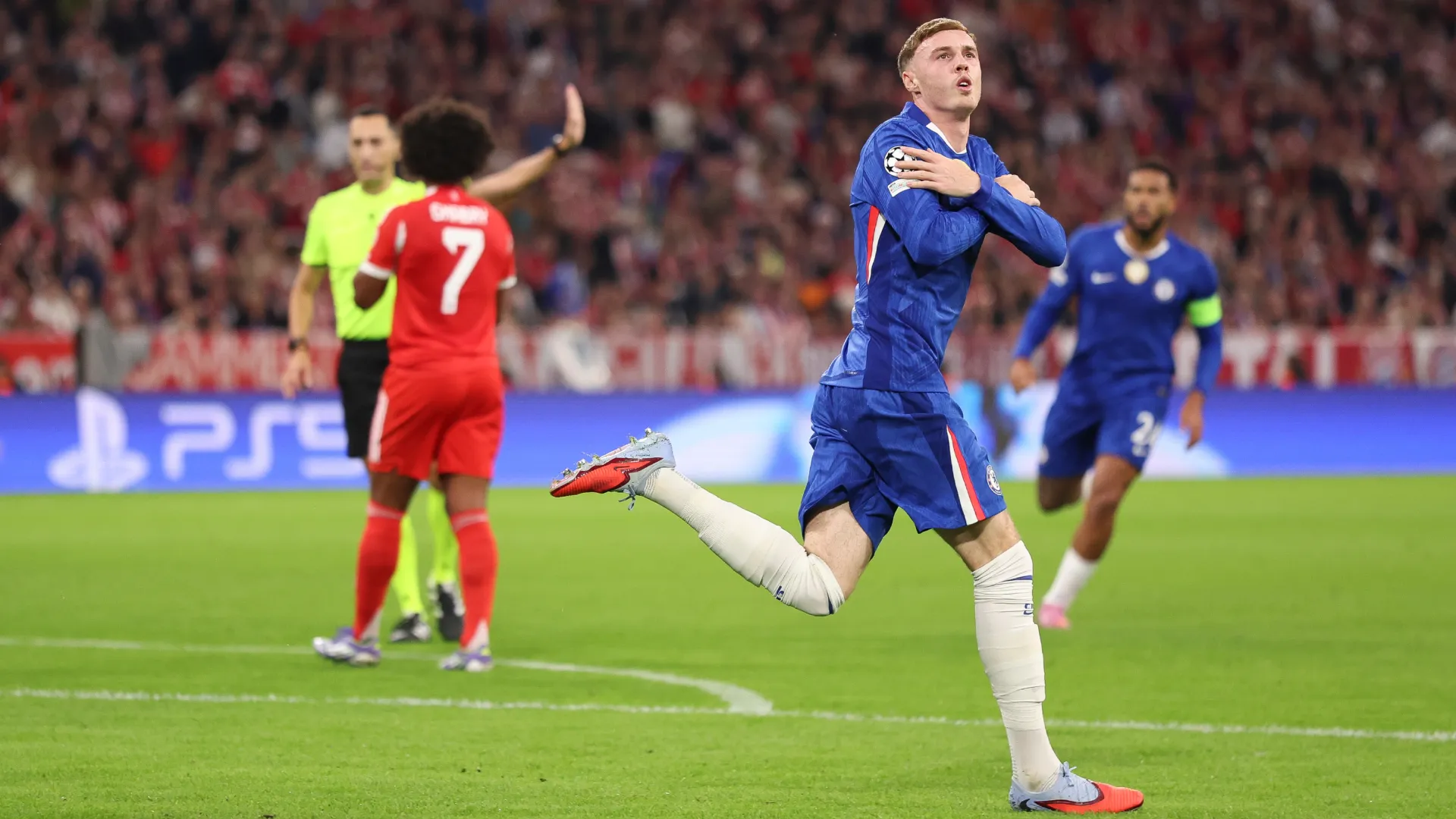 Cole Palmer celebrates a goal against Bayern Munchen. (Getty Images)
