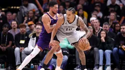 Jeremy Sochan #10 of the San Antonio Spurs posts up.