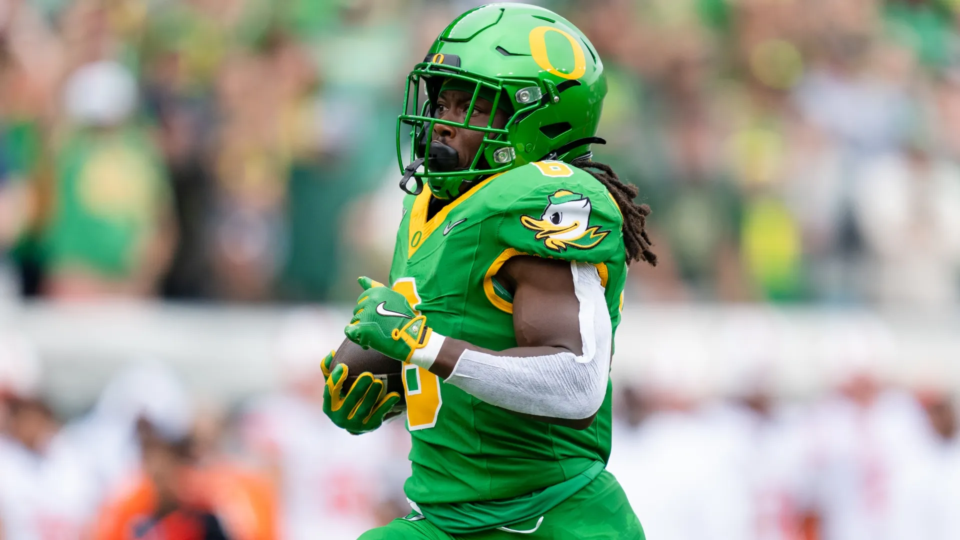 Running back Noah Whittington #6 of the Oregon Ducks