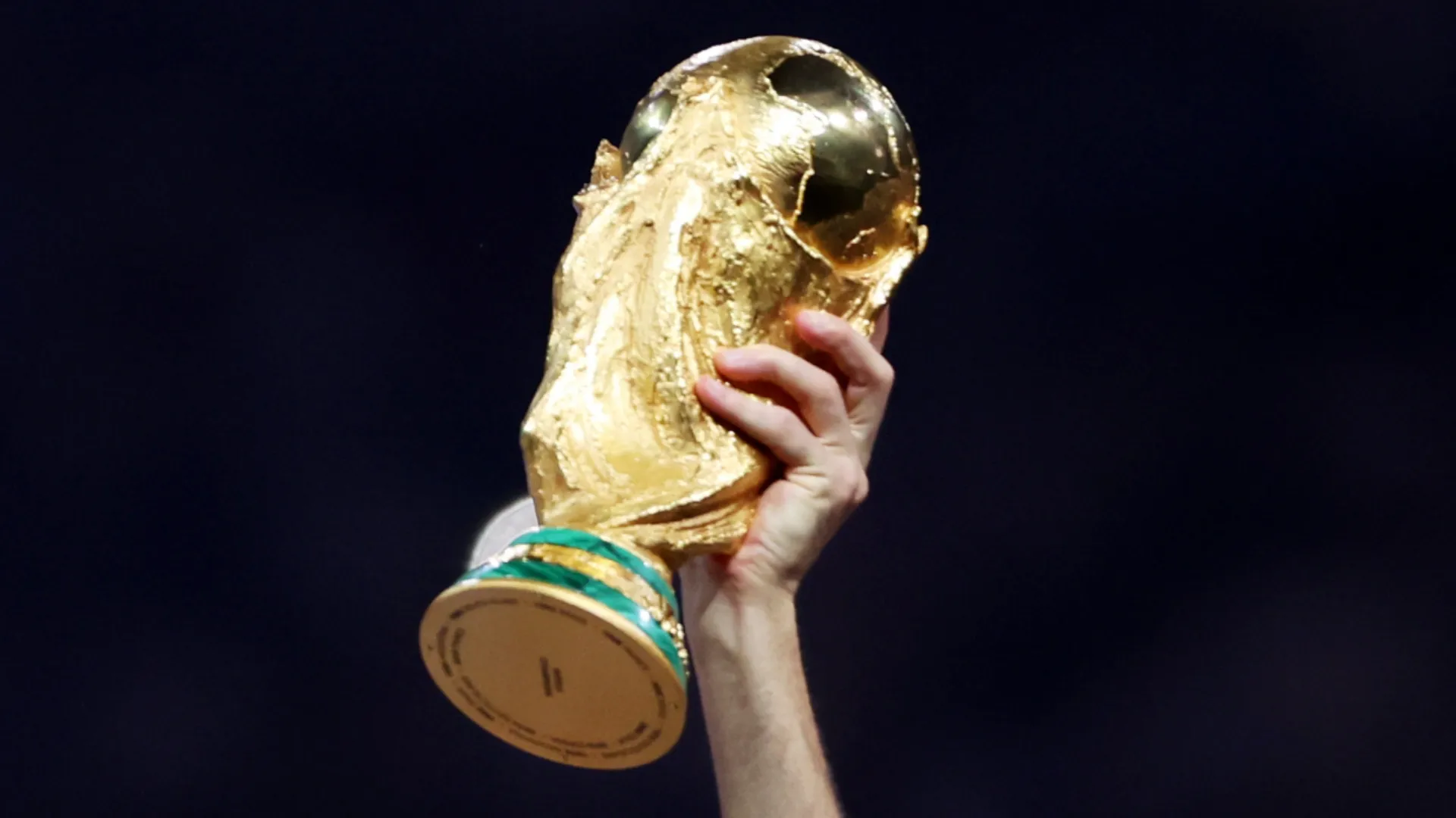 German Pezzella of Argentina lifts the FIFA World Cup Qatar 2022 Winner’s Trophy in 2022. (Source: Clive Brunskill/Getty Images)