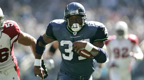 Seahawks Shaun Alexander runs for a 25-yard touchdown in the first quarter in 2005.