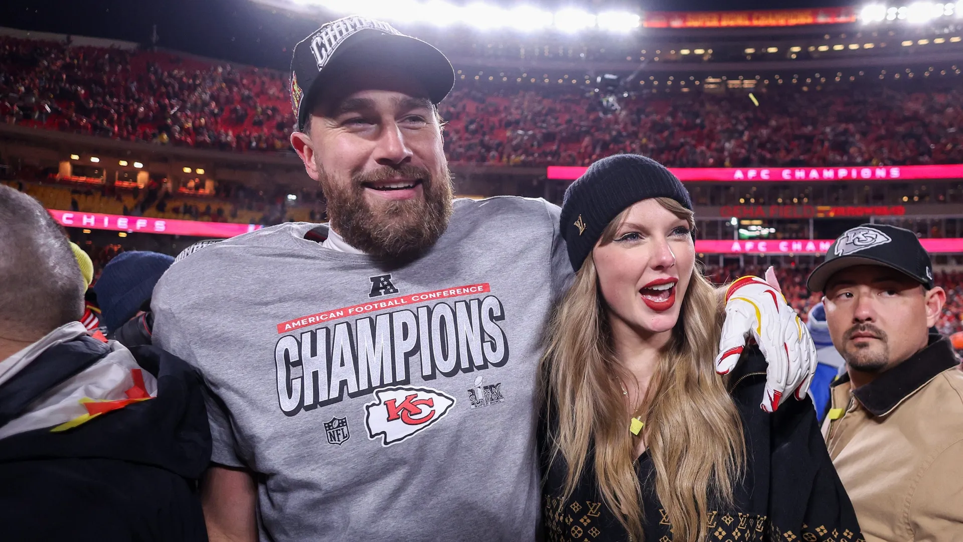 Taylor Swift celebrates with Travis Kelce #87 of the Kansas City Chiefs. (Source: Jamie Squire/Getty Images)