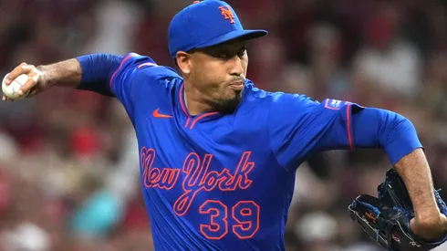 Edwin Diaz #39 with the New York Mets pitches during the ninth inning.