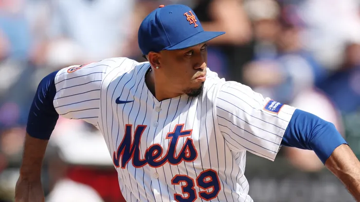 Edwin Díaz #39 with the Mets pitches against the Angels.
