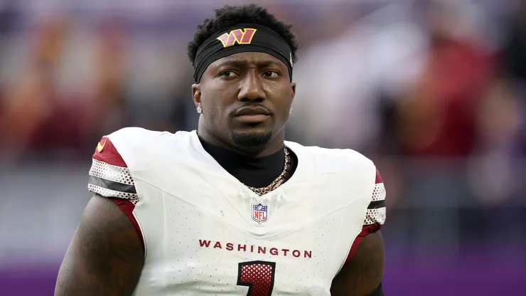Deebo Samuel Sr. #1 of the Washington Commanders warms up.