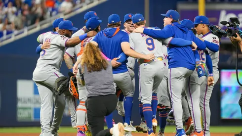 The New York Mets celebrate on the field.