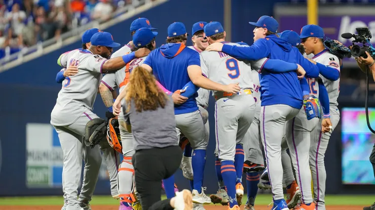 The New York Mets celebrate on the field.