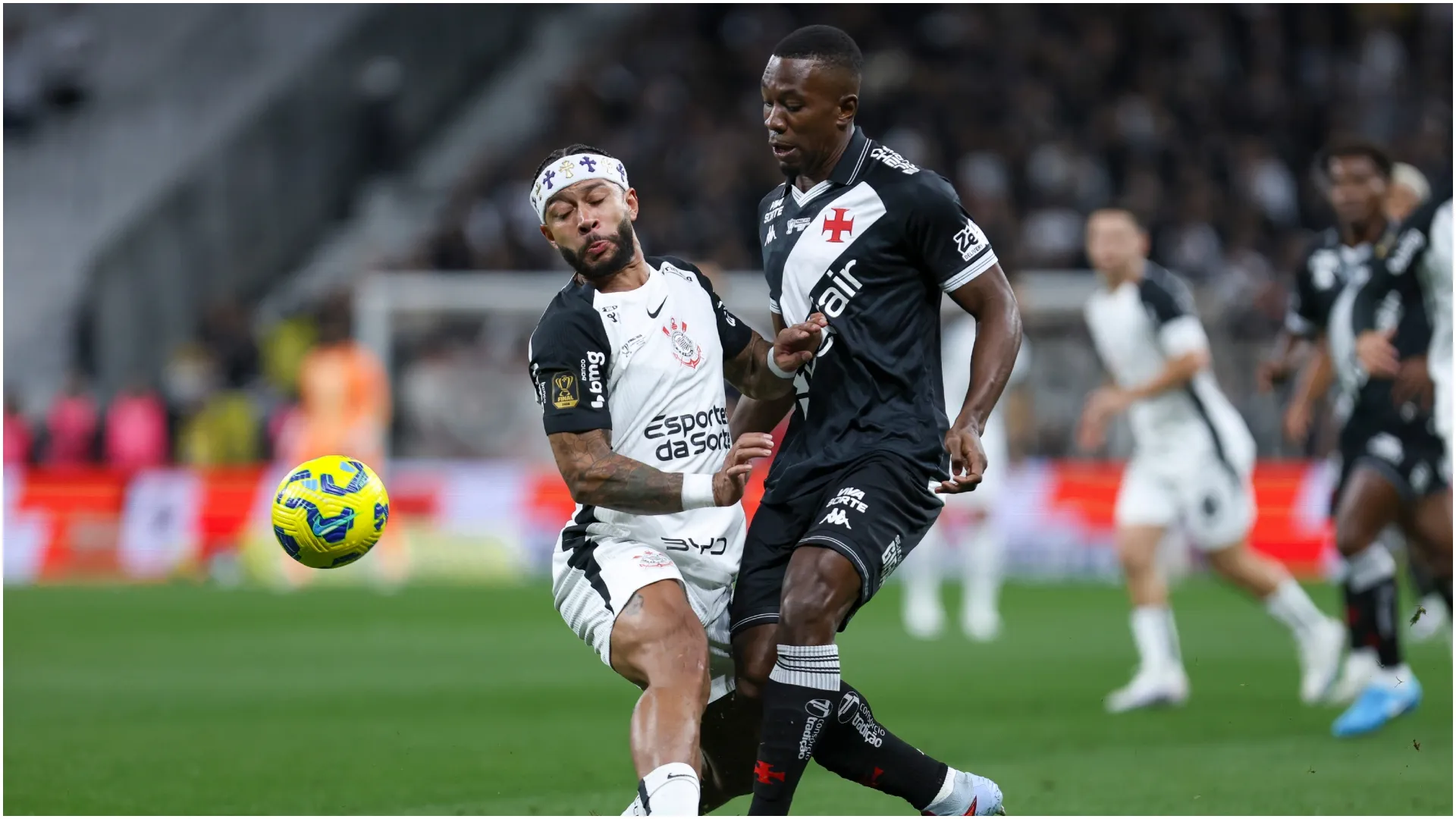 Memphis Depay of Corinthians fights for the ball with Cuesta of Vasco da Gama – Ricardo Moreira/Getty Images