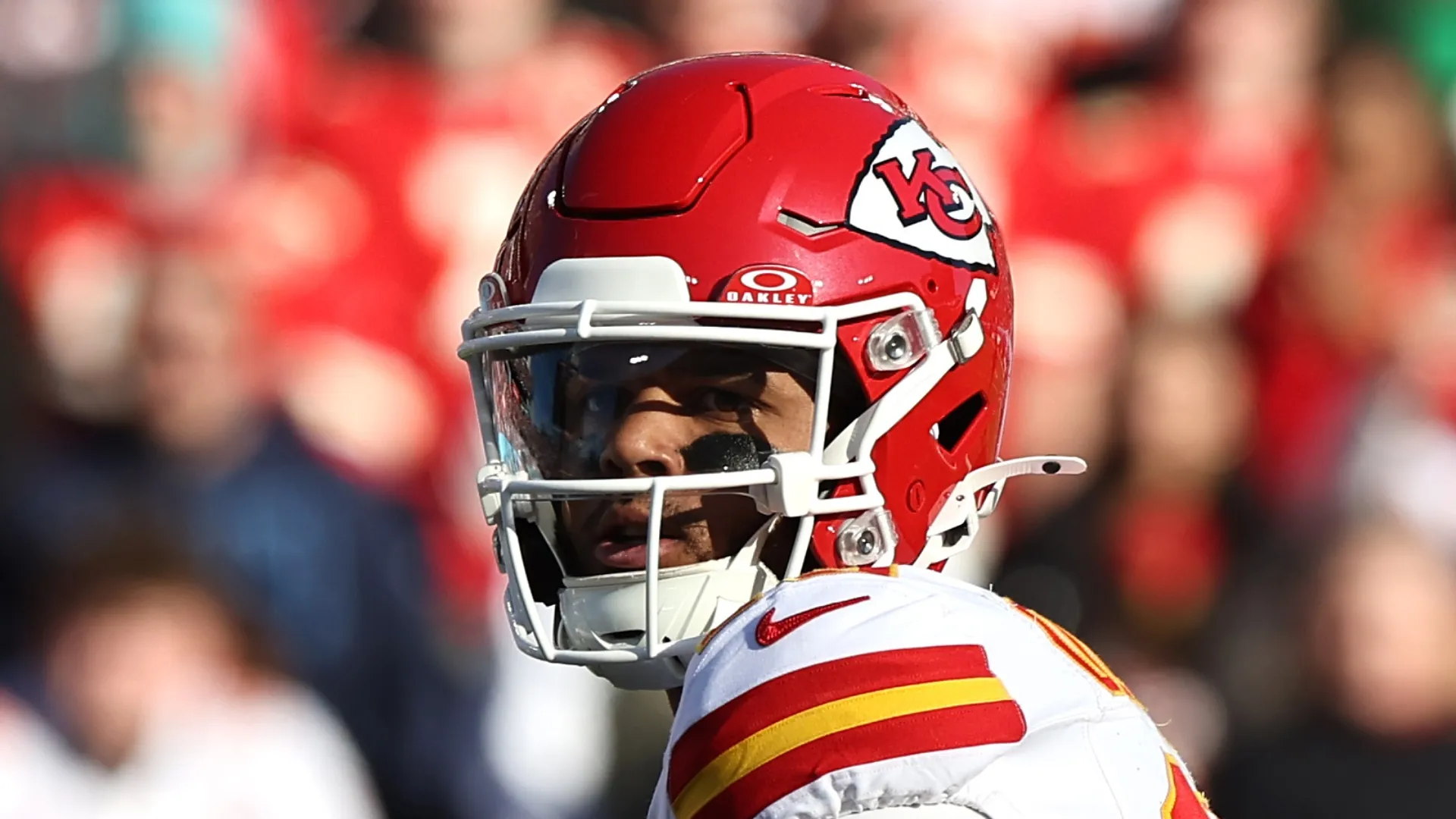 Chiefs' Chris Oladokun looks to pass against the Titans.