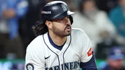 Eugenio Suarez #28 of the Seattle Mariners hits an RBI single.