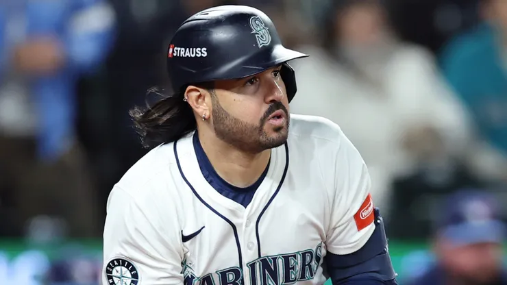 Eugenio Suarez #28 of the Seattle Mariners hits an RBI single.