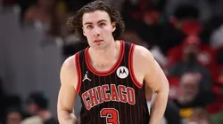 Josh Giddey during an NBA game with the Chicago Bulls.