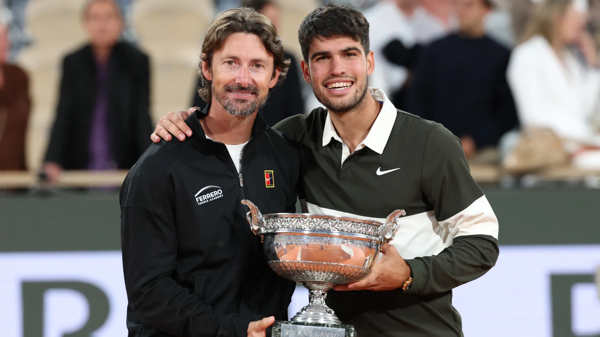 Juan Carlos Ferrero and Carlos Alcaraz with the Roland Garros trophy. (Getty Images)