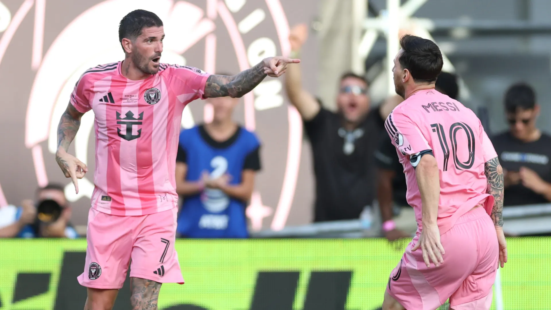 Rodrigo De Paul celebrates a goal assisted by Lionel Messi. (Getty Images)