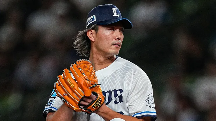 Tatsuya Imai pitching for the Shibu Lions.