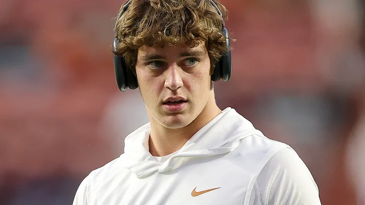 Arch Manning #16 of the Texas Longhorns.