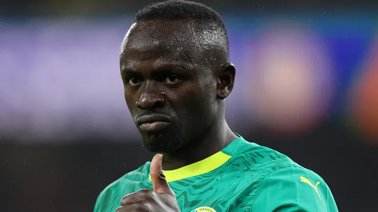 Sadio Mane of Senegal thumbs up.