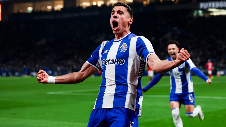 Jan Bednarek celebrates a goal for Porto.