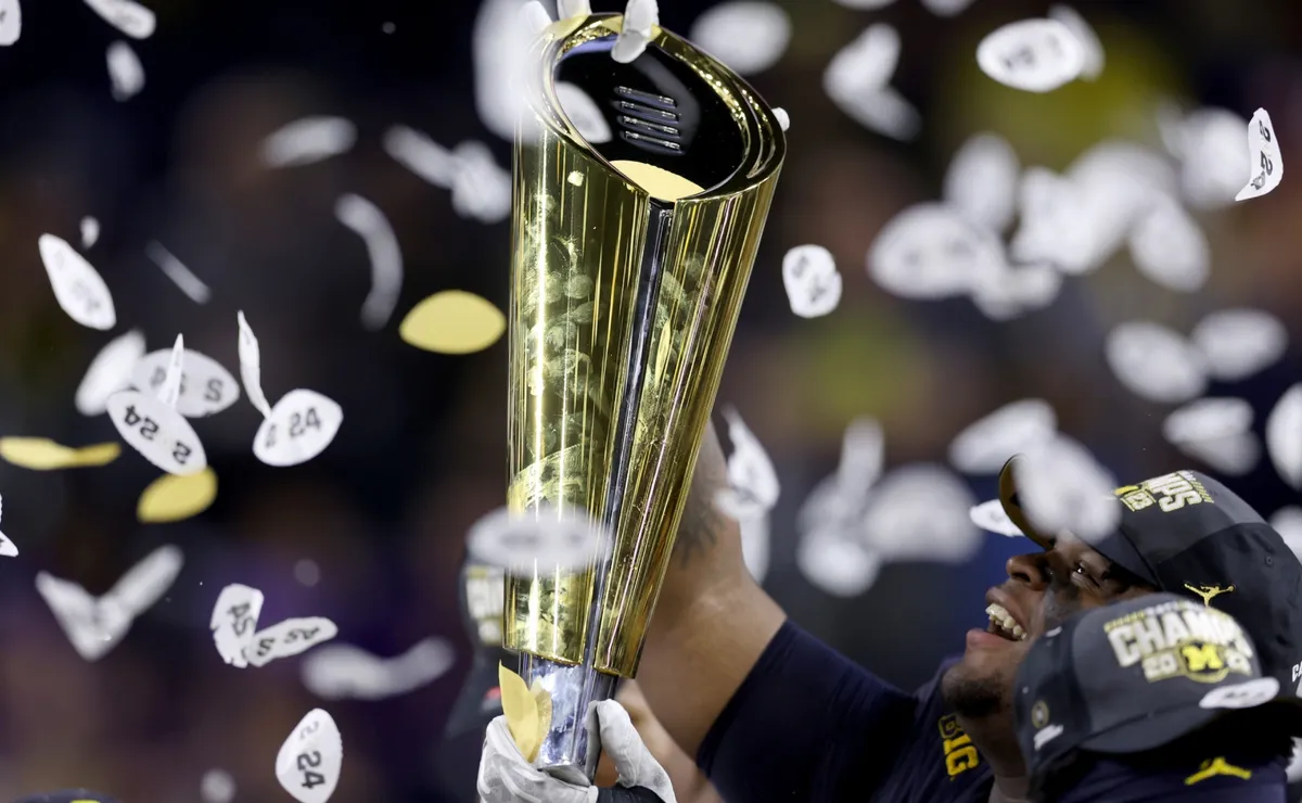 Who’s singing the national anthem at the 2026 College Football Playoff National Championship in Miami?